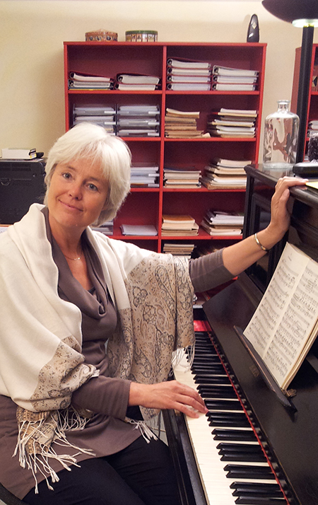 Reina Waagenaar in haar zangstudio